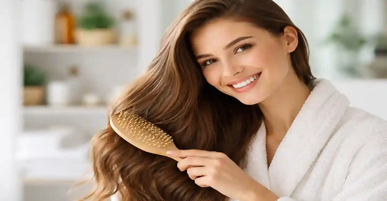 mulher escovando seus cabelos