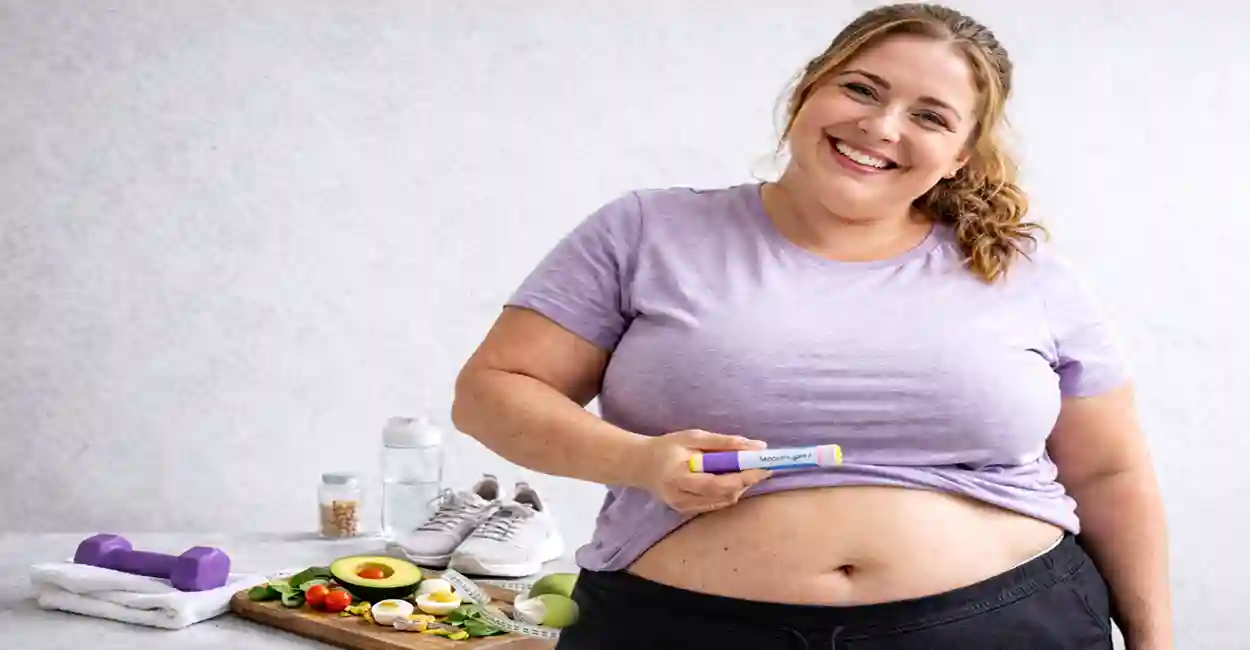Mulher acima do peso com mounjaro pronto para aplicar na barriga
